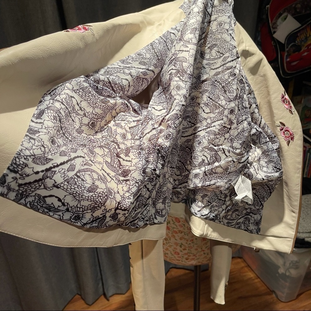 Desigual Cream Color Women’s Biker Jacket size 38 With Design in Back - Picture 14 of 16